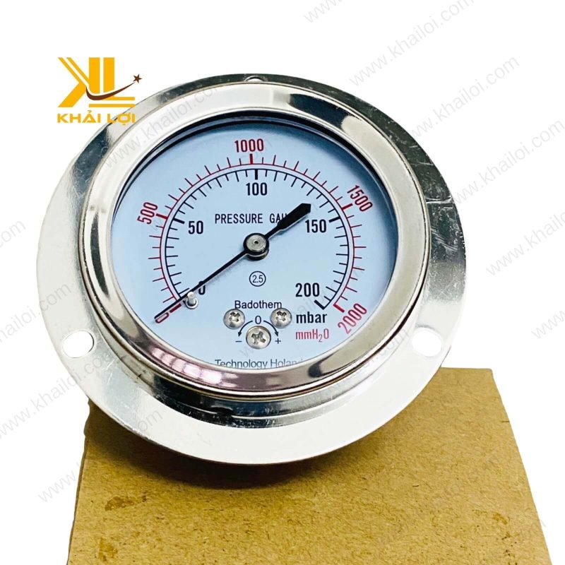 Đồng hồ áp suất HOLLAND Y63 được lắp trên bảng điều khiển của hệ thống HVAC công nghiệp.