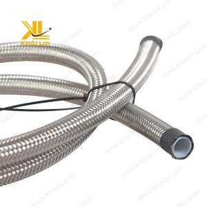 Đầu nối ren được gia công chính xác trên ống inox mềm ruột PTFE.