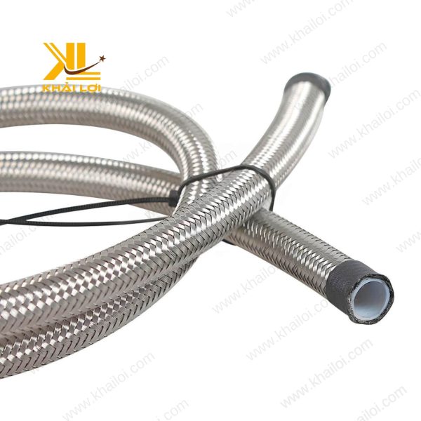 Đầu nối ren được gia công chính xác trên ống inox mềm ruột PTFE.