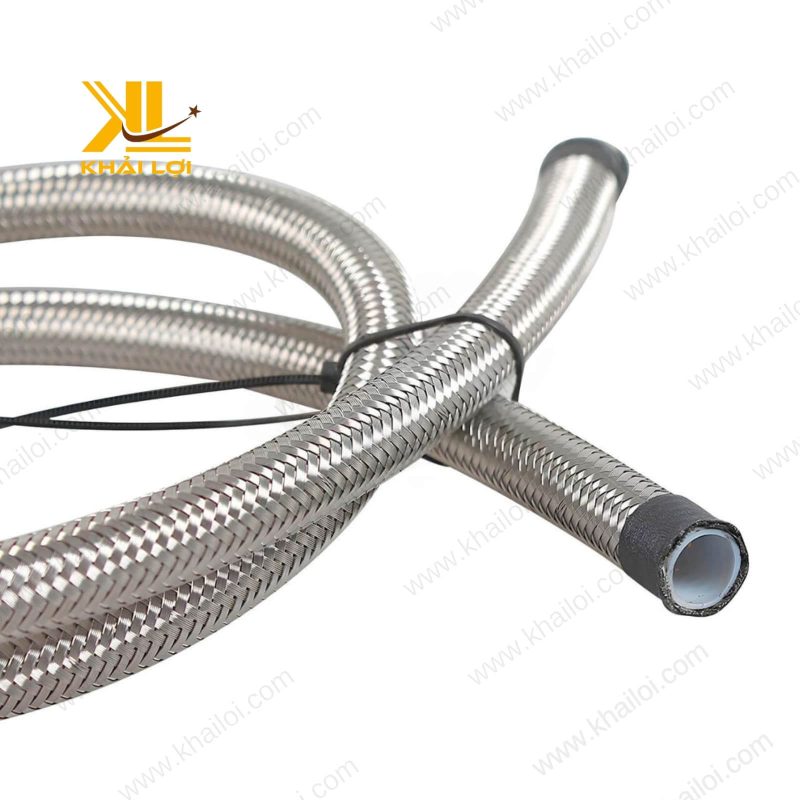 Đầu nối ren được gia công chính xác trên ống inox mềm ruột PTFE.