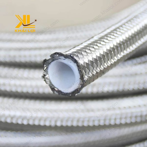 Cận cảnh bề mặt siêu trơn của ruột ống PTFE chống bám dính.