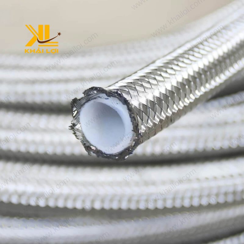 Cận cảnh bề mặt siêu trơn của ruột ống PTFE chống bám dính.