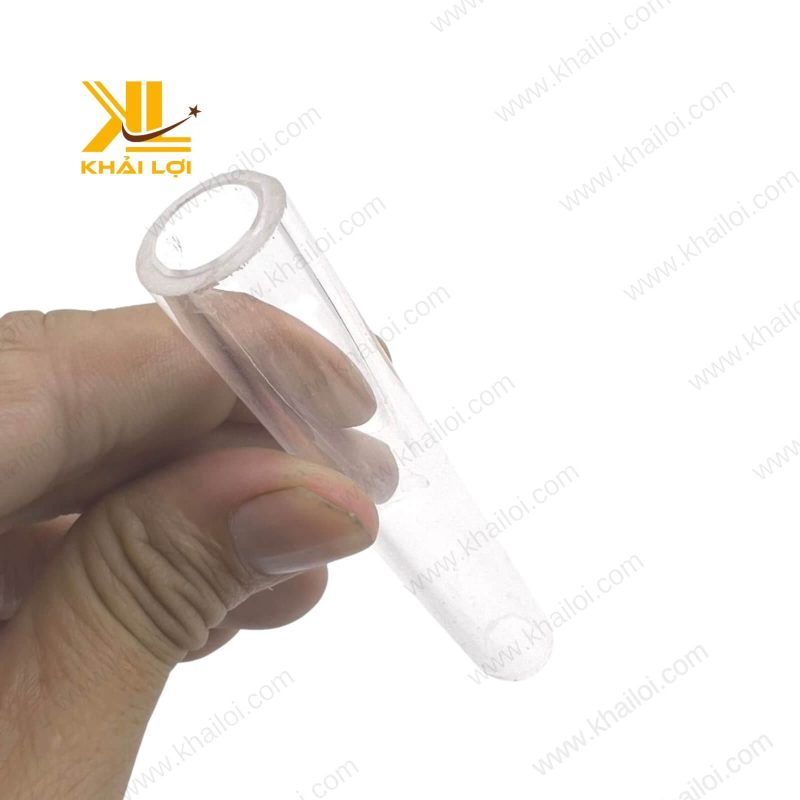 Một ống thủy tinh được lắp đặt với khung bảo vệ bằng kim loại bên ngoài.