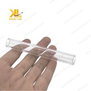 Cận cảnh đầu ống thủy tinh được mài phẳng và nhẵn mịn, sẵn sàng để lắp đặt.