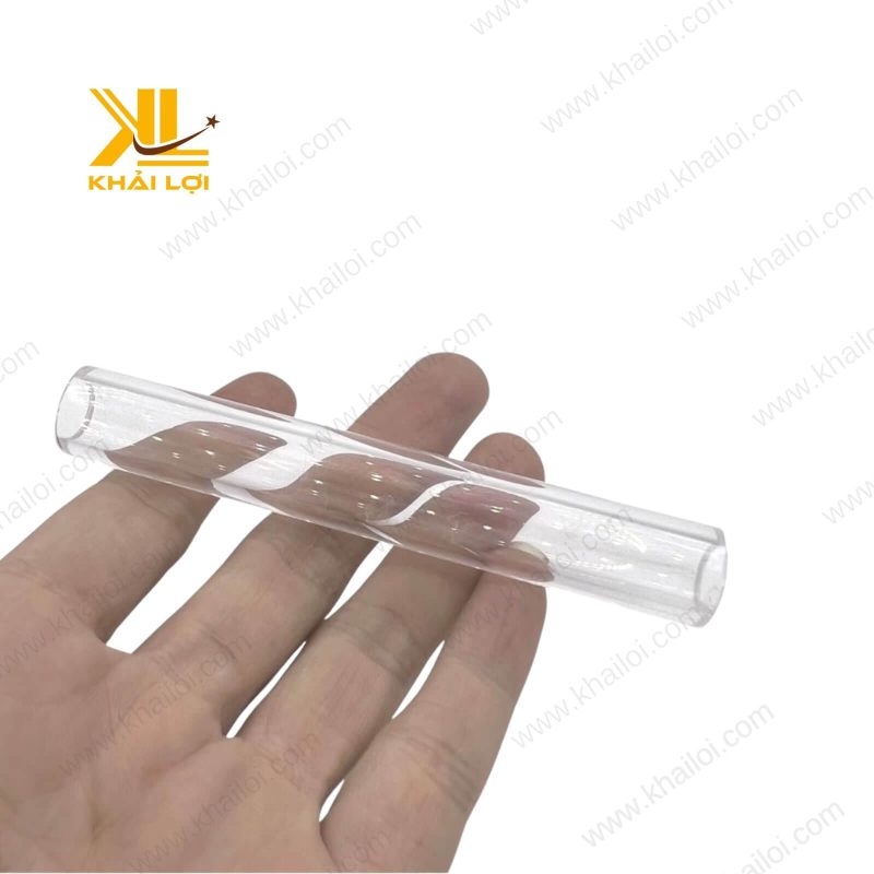 Cận cảnh đầu ống thủy tinh được mài phẳng và nhẵn mịn, sẵn sàng để lắp đặt.