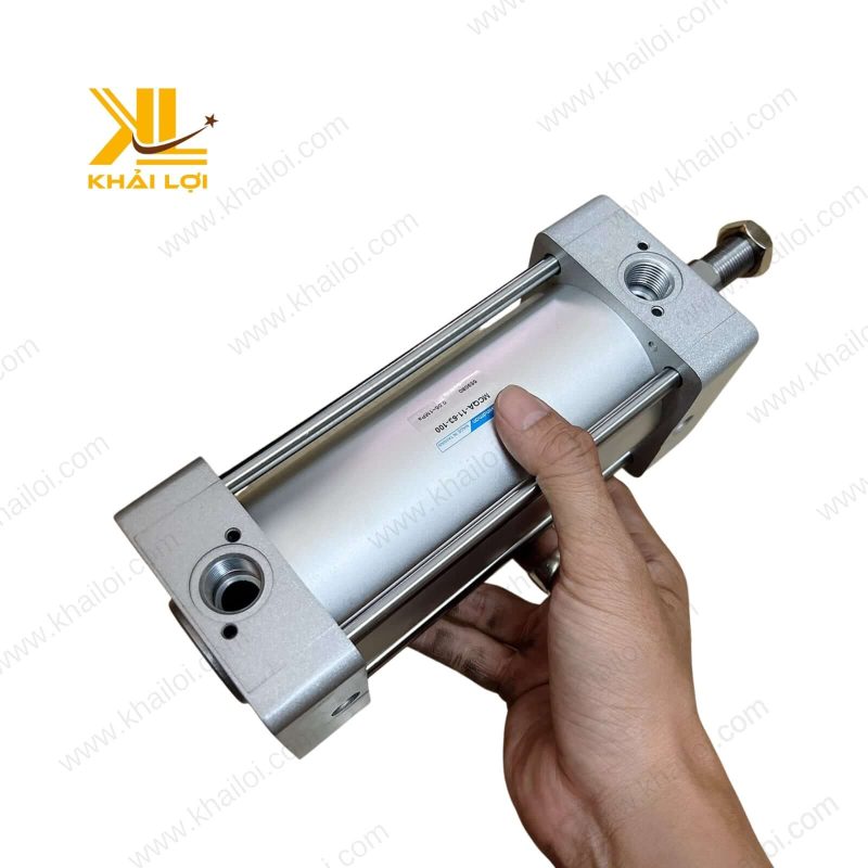 Xi lanh MCQA đang vận hành cơ cấu kẹp phôi trong một xưởng cơ khí.
