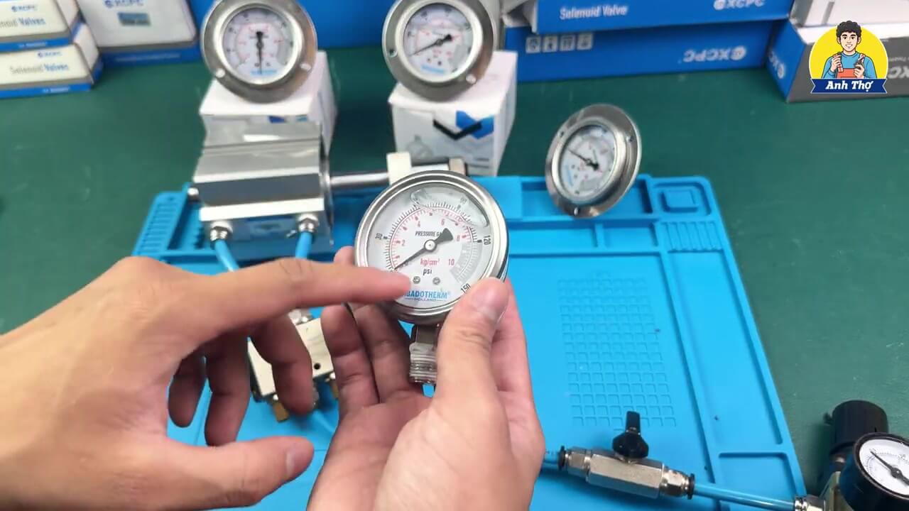 Đồng Hồ Đo Áp Suất Inox 304 Có Dầu: Giải Pháp "Bất Tử" Cho Môi Trường Khắc Nghiệt