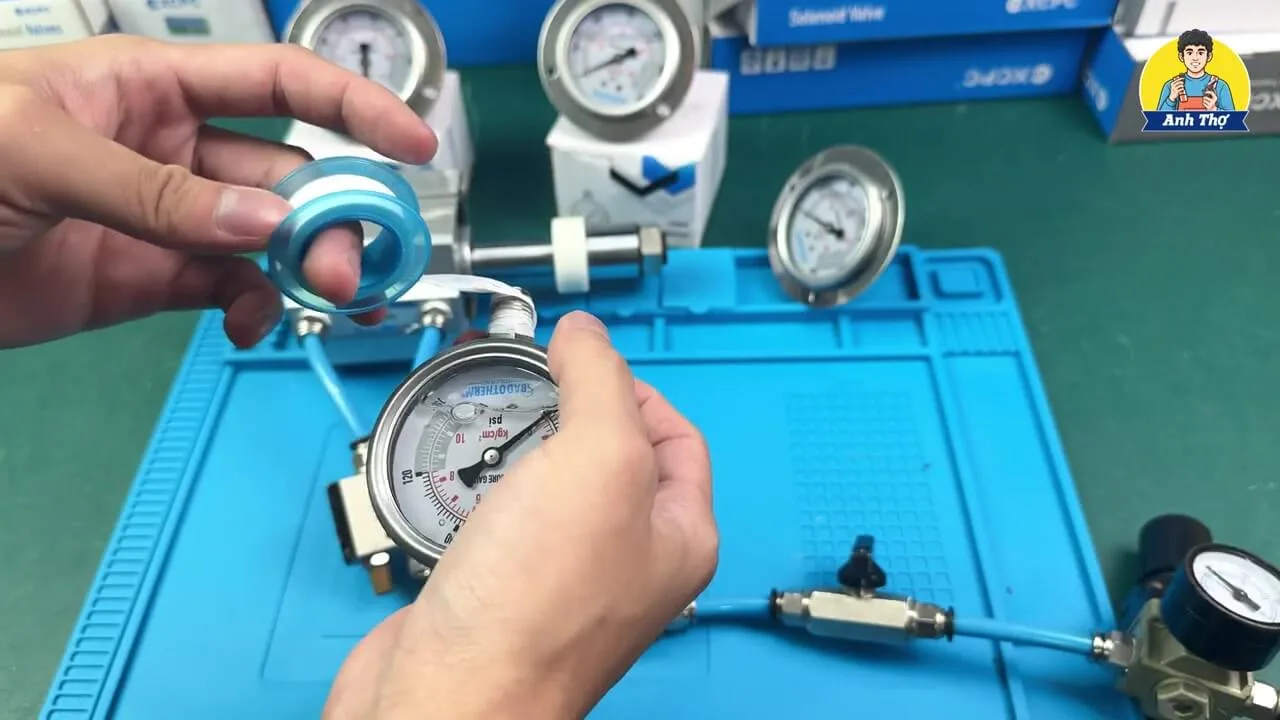 Đồng Hồ Đo Áp Suất Inox 304 Có Dầu: Giải Pháp "Bất Tử" Cho Môi Trường Khắc Nghiệt