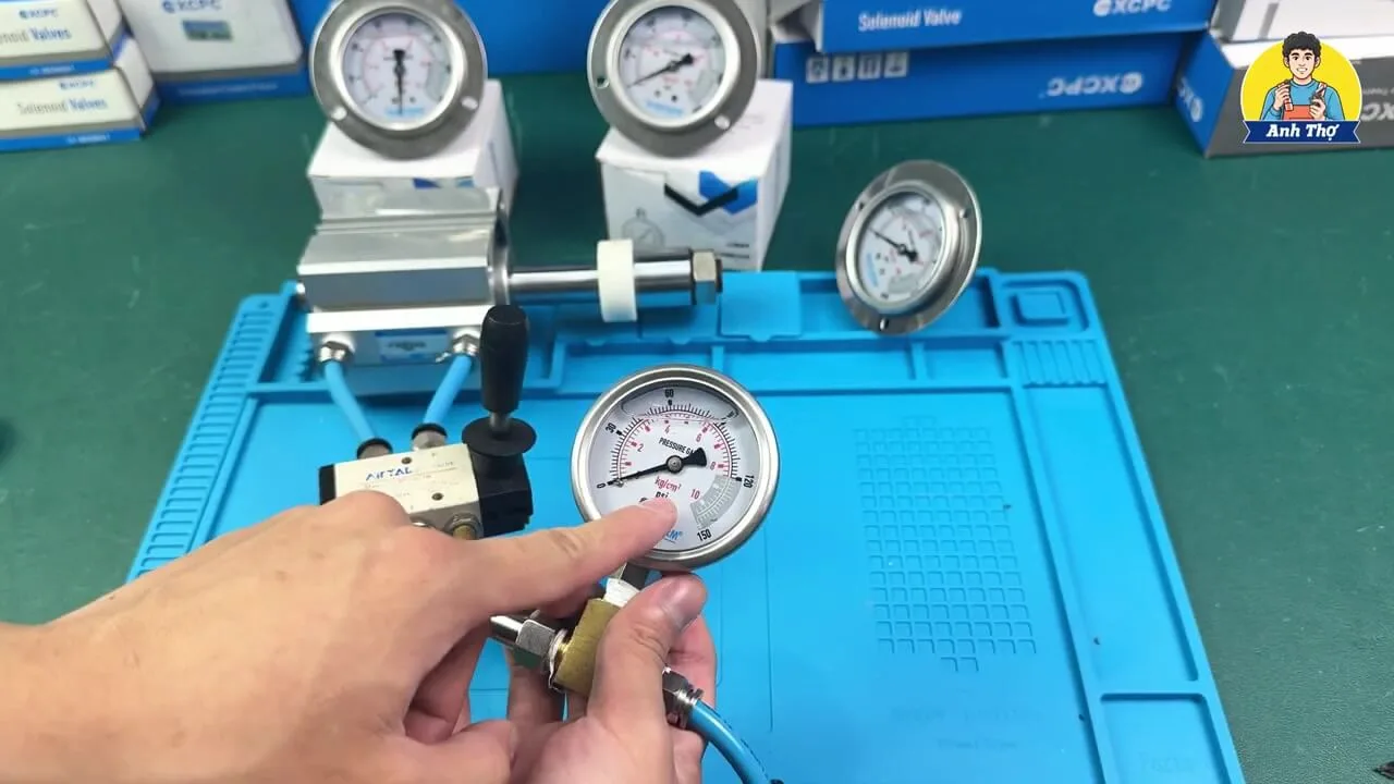 Đồng Hồ Đo Áp Suất Inox 304 Có Dầu: Giải Pháp "Bất Tử" Cho Môi Trường Khắc Nghiệt